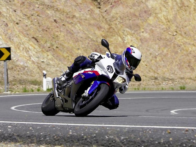 Erster echter Supersportler aus Deutschland: BMW bringt die S 1000 RR mit 142 kW/193 PS starkem Vierzylinder-Reihenmotor auf die Straße.