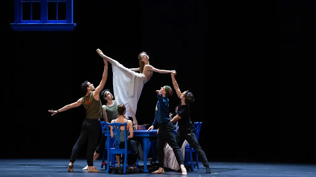 Das-Bayerische-Staatsballett-erhaelt-fuer-seine-herausragenden-Solistinnen-und-Solisten-sowie-fuer-die-Leistung-des-Ensembles-das-Glanzlicht-des-Jahres-2025