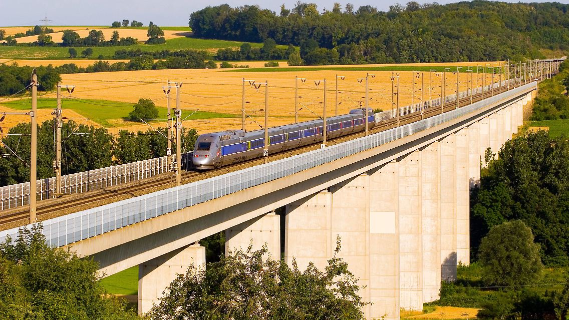 Der Schnellste: Ein TGV fährt über die Enztalbrücke bei Vaihingen. Zu Hause in Frankreich darf er auf 320 Stundenkilometer beschleunigt werden