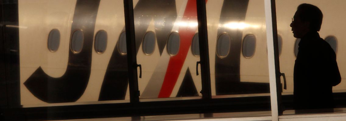 In Tokio betritt ein Passagier ein JAL-Flugzeug.