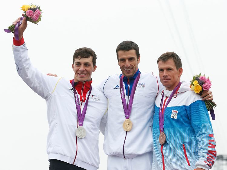 Auf dem Podium rahmten den 21-jährigen Tasiadis der nun dreimalige Olympiasieger Tony Estanguet (M.) und der zweifache Champion Michal Martikan (r.) ein.