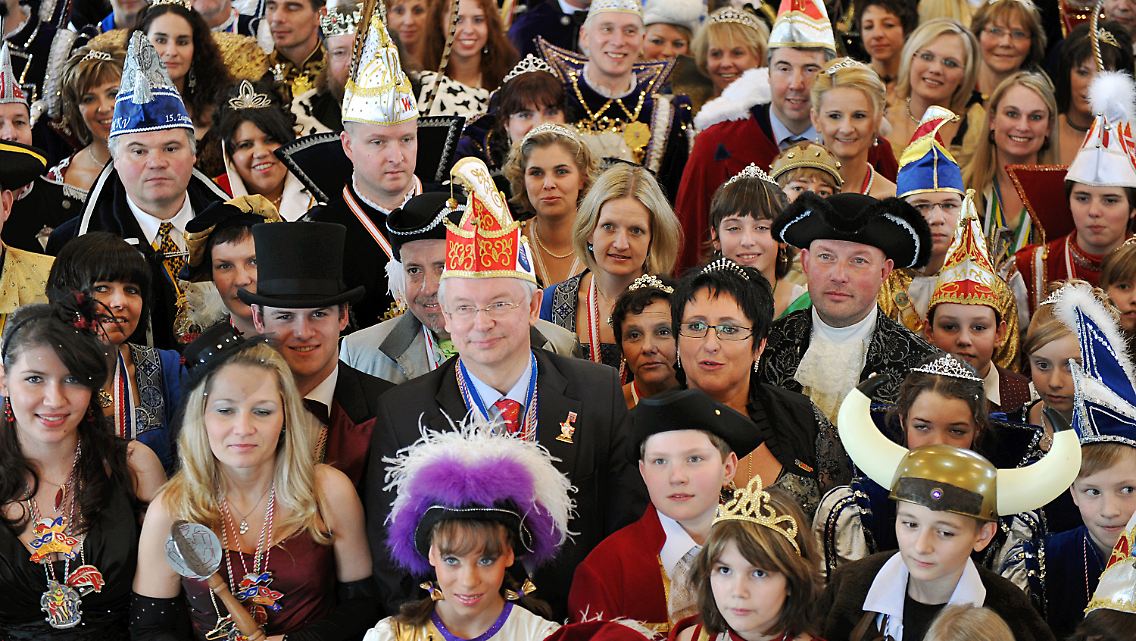 Roland Koch nicht zwischen Hartz-IV-Empfängern, sondern inmitten der Tollitäten im Biebricher Schloss in Wiesbaden.