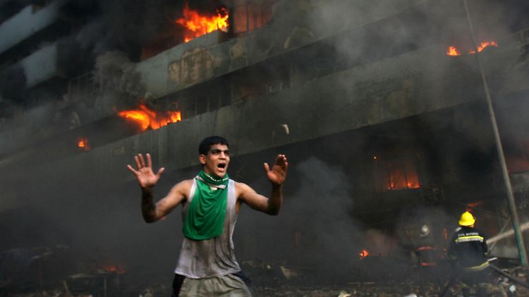 Zwei Autobomben expoldieren am 12. Februar 2007 in Bagdad: Ein Mann versucht seine Mitbürger aus der Gefahrensituation zu treiben.