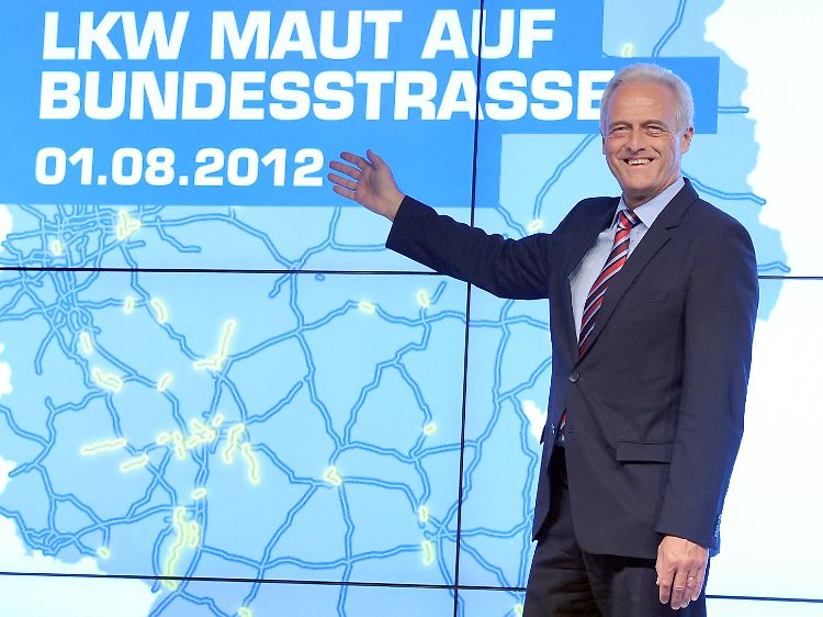 Ministeriale Nachtarbeit: Peter Ramsauer gibt in der Toll-Collect-Zentrale in Berlin den symbolischen Startschuss für die Lkw-Maut auf Bundesstraßen.
