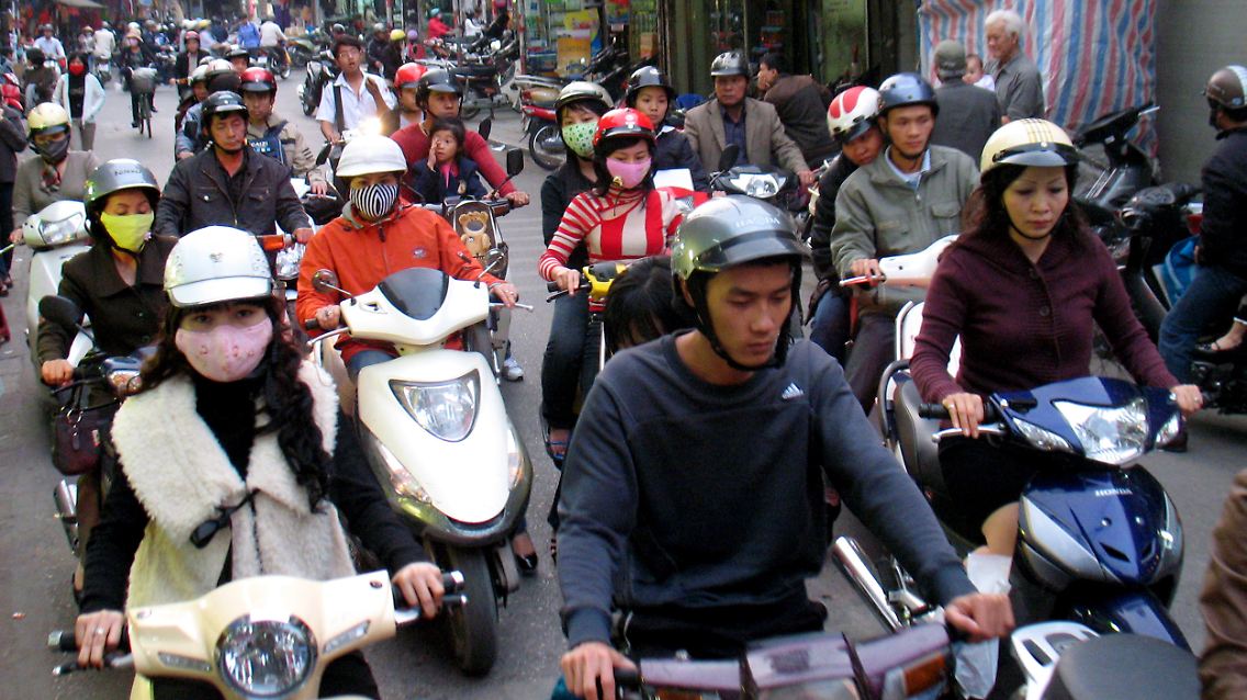 Wer sich seinen Weg durchs Moped- und Roller-Meer bahnen will, darf nicht zaudern.
