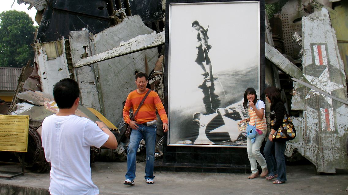 Hanoi der Widersprüche: Obwohl junge Vietnamesen längst aufs Kapital statt auf den Kommunismus setzen, gehört ein Erinnerungsfoto an dem abgeschossenen US-B52-Bomber am Armeemuseum zu jedem Hauptstadtbesuch.