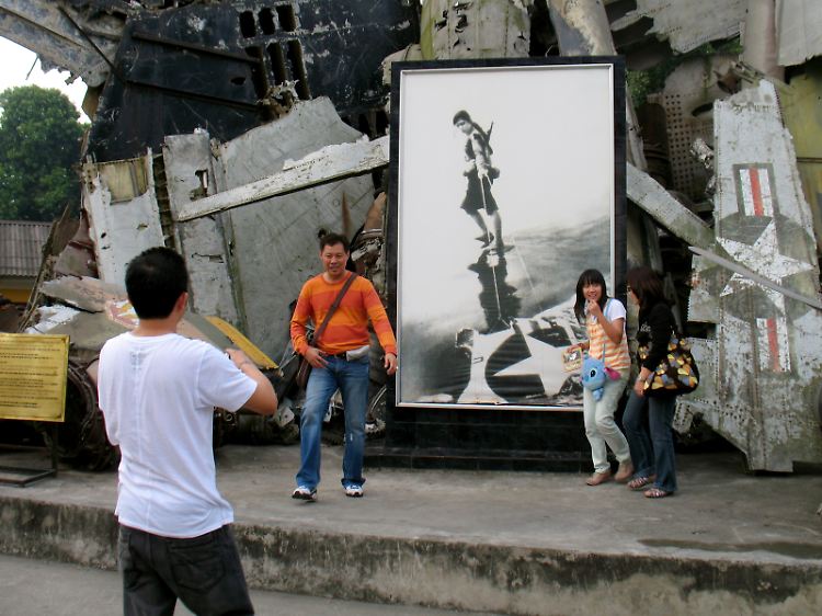 Obwohl junge Vietnamesen längst auf Kapital statt Kommunismus setzen, gehört ein Erinnerungsfoto an dem abgeschossenen US-B52-Bomber am Armeemuseum zu jedem Hauptstadtbesuch.