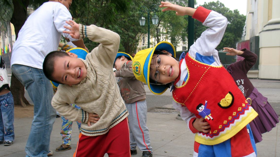 Gymnastik in einem Altstadt-Park: Diese Kinder sind der Enge der Häuser und Gassen für eine Weile entflohen.