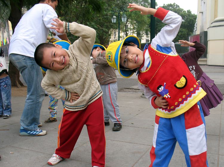 Gymnastik in einem Altstadt-Park: Diese Kinder sind der Enge der Häuser und Gassen für eine Weile entflohen.