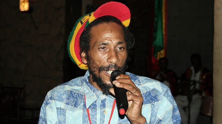 Der Reggae-Sänger Teddy Dan während eines Auftritts in Shashemene.