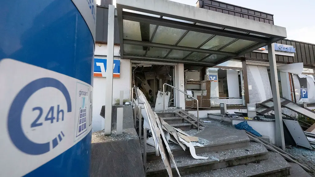 Der-Schaden-nach-der-Sprengung-eines-Geldautomaten-ist-enorm