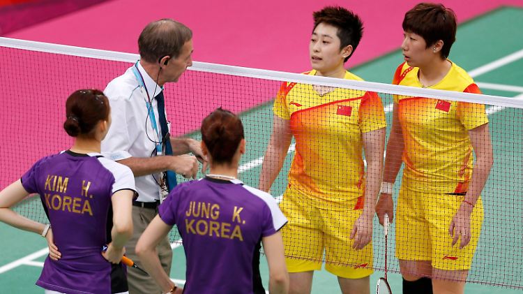 So geht's nicht: Die chinesischen und südkoreanischen Federballspielerinnen müssen sich anhören, dass es unsportlich ist, absichtlich zu verlieren.