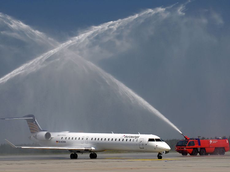 Erst im Mai vergangenen Jahres ließ Eurowings diese Maschine vom Typ Bombardier CRJ 900 in Dresden überschwänglich begrüßen.