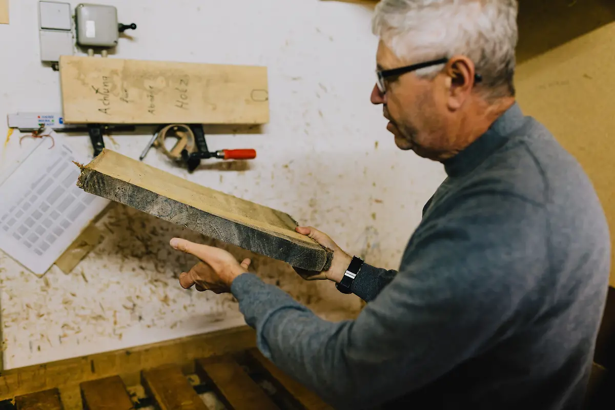 In-der-von-Clute-geleiteten-Fabrik-kommen-Teile-wie