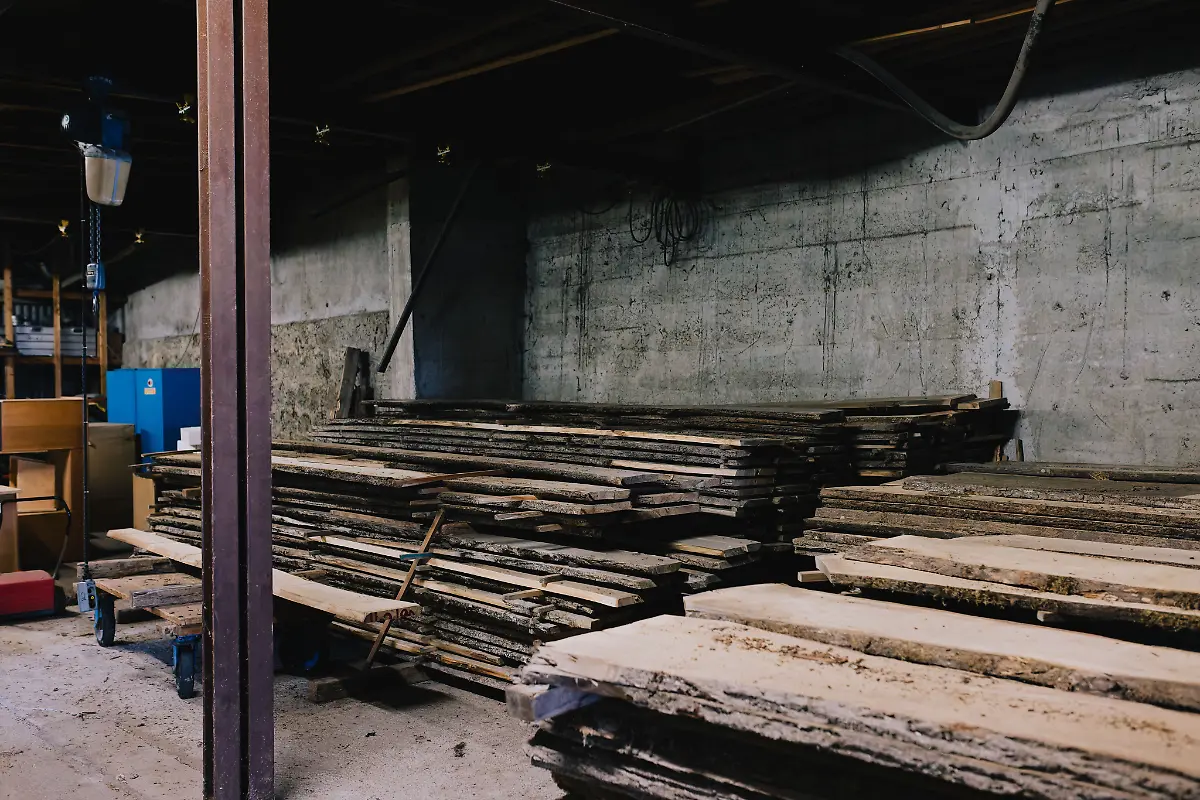 das-Lindenholz-dafuer-lagert-in-einer-grossen-Halle