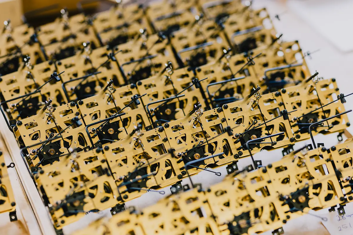 das-Uhrwerk-immer-noch-aus-der-unmittelbaren-Nachbarschaft-Noetig-sind-neben-Zeigern-Zifferblaettern-und-Gewichten-auch