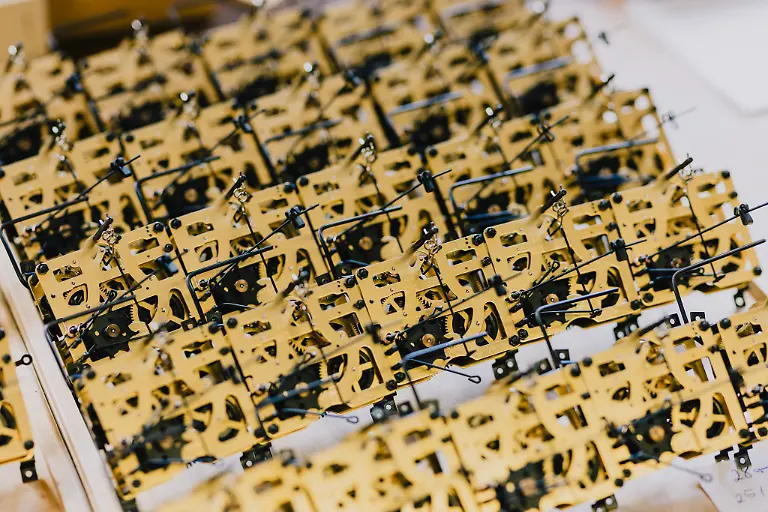 das-Uhrwerk-immer-noch-aus-der-unmittelbaren-Nachbarschaft-Noetig-sind-neben-Zeigern-Zifferblaettern-und-Gewichten-auch