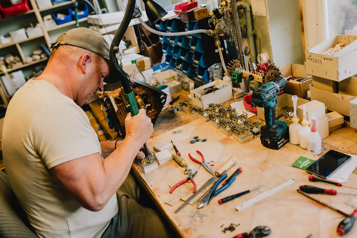 Montiert-und-geschnitzt-wird-im-eigenen-Haus