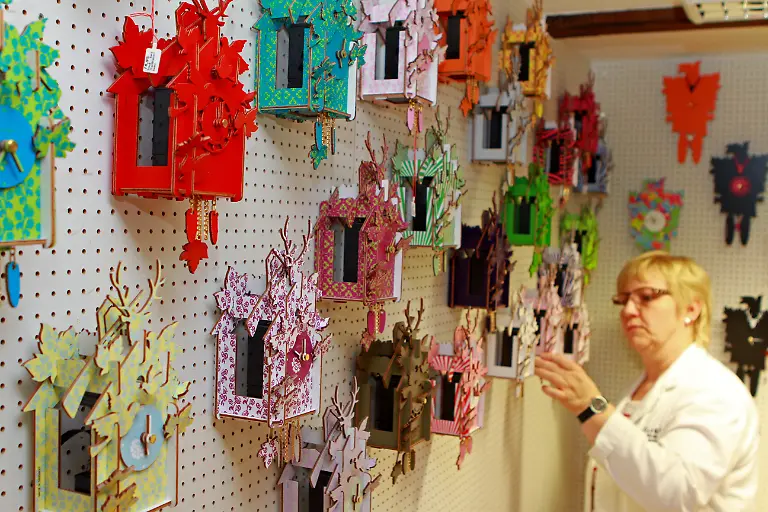 Es-gibt-auch-Betriebe-die-Kuckucksuhren-in-bunten-Farben-und-modernem-Design-anbieten-Einer-der-Wegbereiter-fuer-ein-entstaubtes-Image