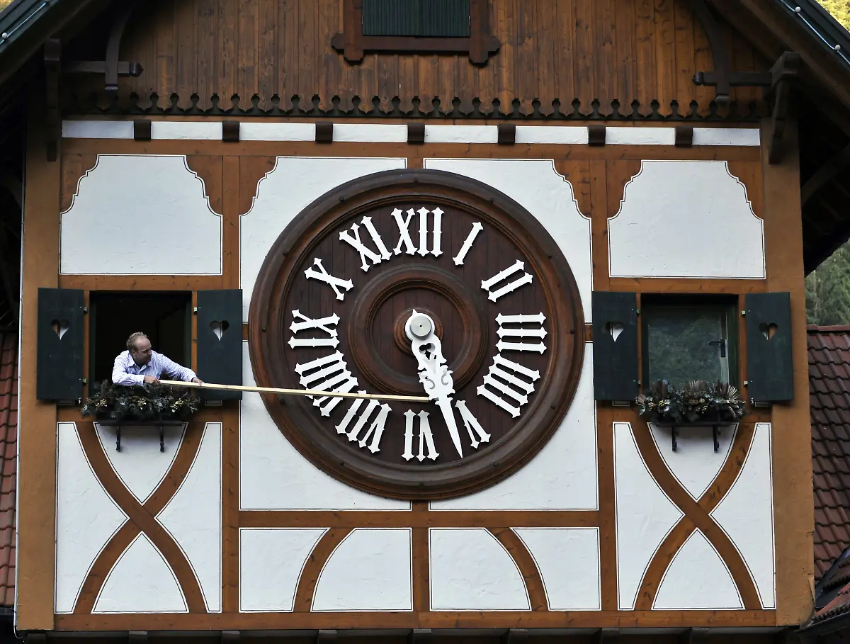 die-Zeitumstellung-erfolgt-an-dem-ueberdimensionalen-Ziffernblatt-per-Hand-und-mit-extralangem-Werkzeug