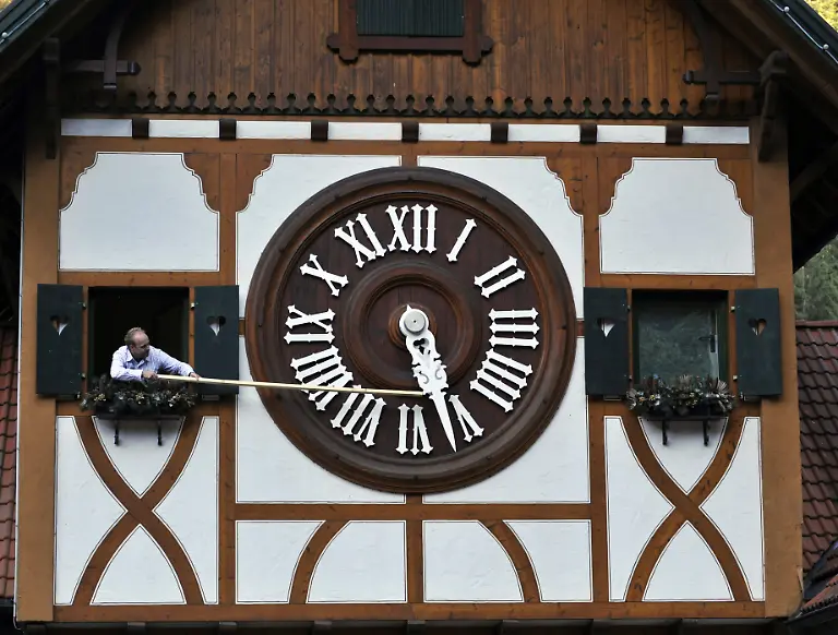 die-Zeitumstellung-erfolgt-an-dem-ueberdimensionalen-Ziffernblatt-per-Hand-und-mit-extralangem-Werkzeug