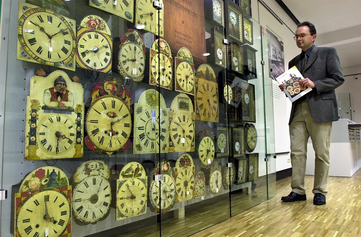 Die-Urspruenge-der-Kuckucksuhr-liegen-im-Dunkeln-wie-das-Deutsche-Uhrenmuseum-in-Furtwangen-berichtet-Auch-wer-das-erste-Exemplar-im-Schwarzwald-zusammenbaute-ist-nicht-eindeutig-geklaert