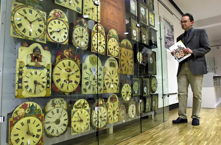 Die-Urspruenge-der-Kuckucksuhr-liegen-im-Dunkeln-wie-das-Deutsche-Uhrenmuseum-in-Furtwangen-berichtet-Auch-wer-das-erste-Exemplar-im-Schwarzwald-zusammenbaute-ist-nicht-eindeutig-geklaert