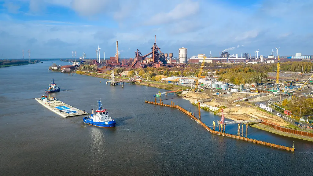 Der-Schleppverband-kam-auf-der-60-Kilometer-langen-Weserfahrt-auch-an-der-Tunnelbaustelle-vorbei