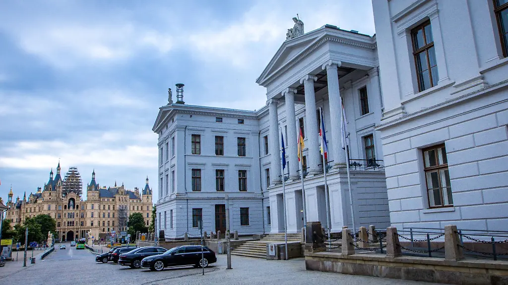 Ministerpraesidentin-Manuela-Schwesig-SPD-empfaengt-Bundeskanzler-Friedrich-Merz-CDU-in-der-Staatskanzlei-zu-dessen-Antrittsbesuch-in-Mecklenburg-Vorpommern