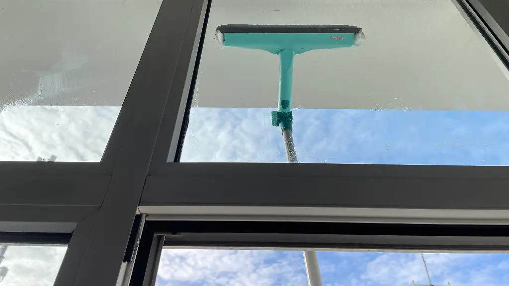 Mit-dem-Leifheit-Fensterwischer-kann-ich-durch-den-Kippwinkel-gut-von-Innen-aus-arbeiten