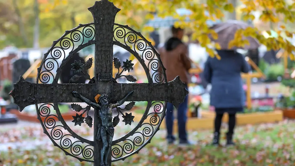 Der-Friedhofszwang-ist-eine-gesetzliche-Regelung-in-Deutschland-die-vorschreibt-dass-Verstorbene-grundsaetzlich-nur-auf-einem-Friedhof-beigesetzt-werden-sollen