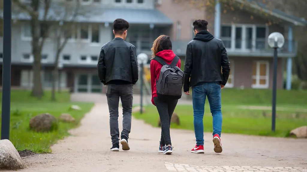 Syrische-Gefluechtete-auf-dem-Schulweg