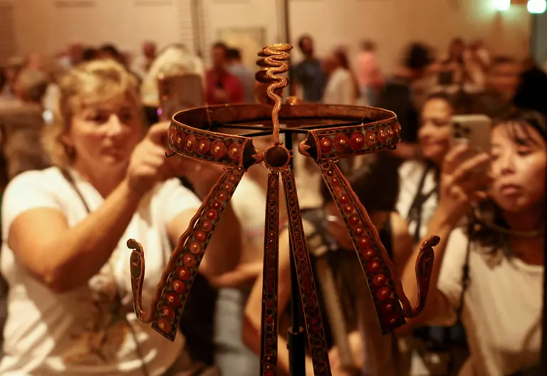 2025-11-04T161319Z-1746740172-RC2LPHACWE44-RTRMADP-3-EGYPT-ARCHAEOLOGY-GEM-TUTANKHAMUN