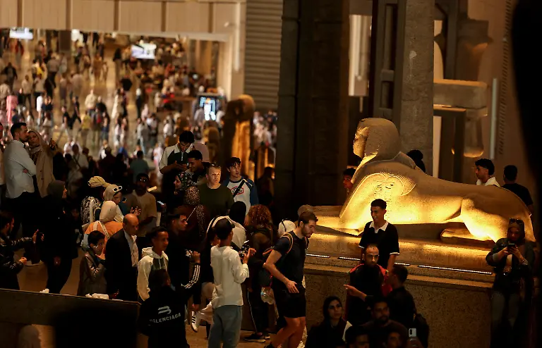 2025-11-04T154726Z-1905380256-RC2NPHAZRW2N-RTRMADP-3-EGYPT-ARCHAEOLOGY-GEM