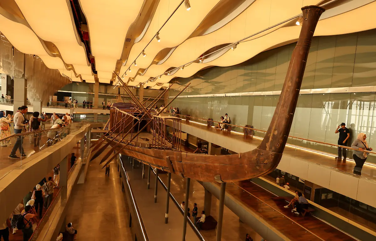 2025-11-04T154715Z-1484493733-RC2NPHACKWIR-RTRMADP-3-EGYPT-ARCHAEOLOGY-GEM