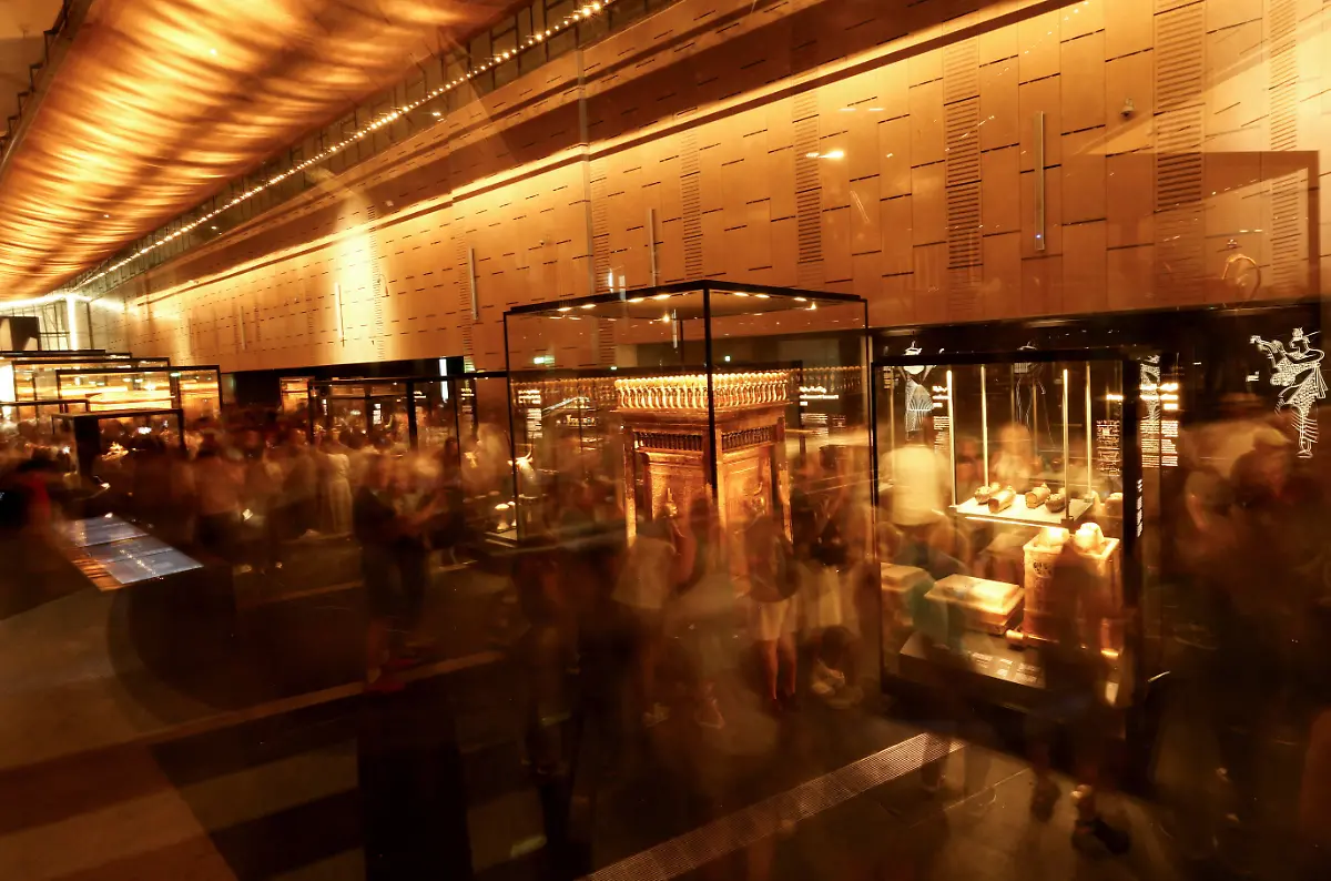 2025-11-04T161320Z-282733082-RC2MPHA1YJZP-RTRMADP-3-EGYPT-ARCHAEOLOGY-GEM-TUTANKHAMUN