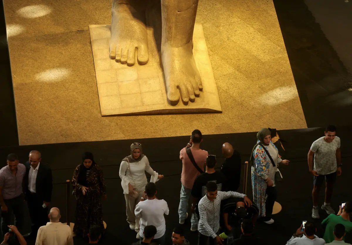 2025-11-04T154740Z-1598285737-RC2NPHADUK3L-RTRMADP-3-EGYPT-ARCHAEOLOGY-GEM