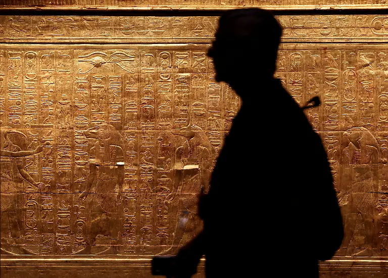 2025-11-04T161320Z-1747971103-RC2LPHATILS6-RTRMADP-3-EGYPT-ARCHAEOLOGY-GEM-TUTANKHAMUN