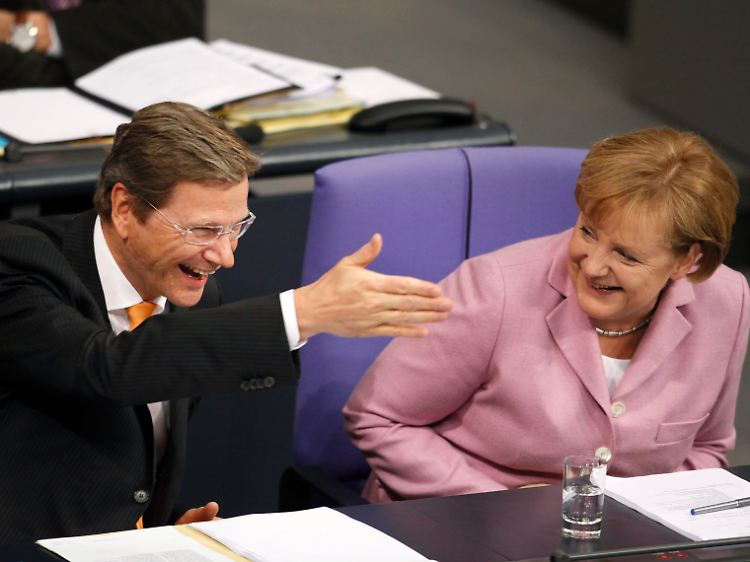 Haben gut lachen, wenn andere die schlechten Nachrichten überbringen: Westerwelle und Merkel.