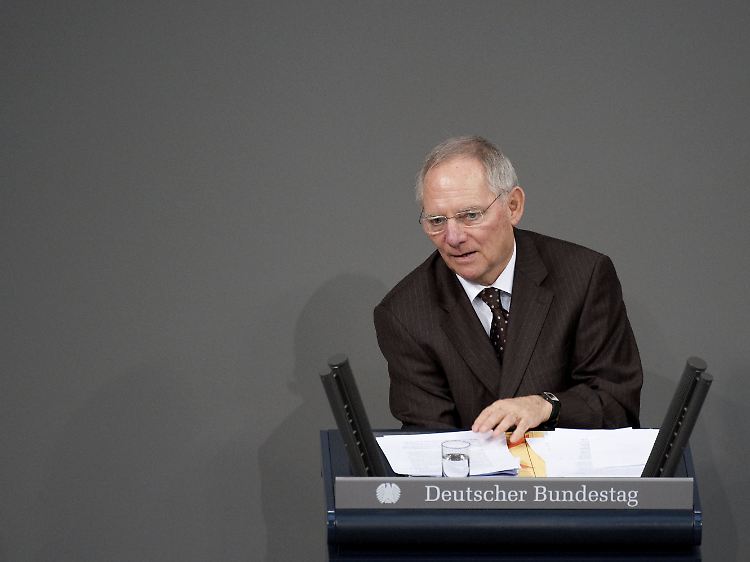 Schäuble verteidigt die hohe Neuverschuldung.