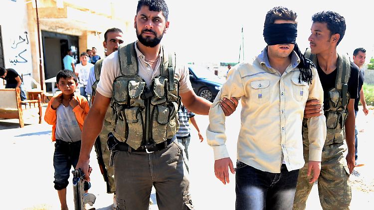 Sein Schicksal ist ungewiss: Syrische Rebellen führen einen "Verräter" ab.