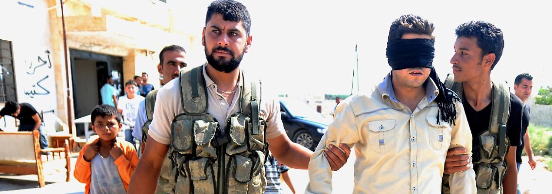 Sein Schicksal ist ungewiss: Syrische Rebellen führen einen "Verräter" ab.