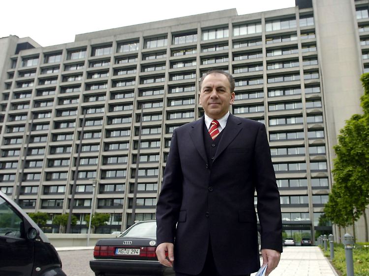 Sieht sich einer Klage ausgesetzt: Bundesbankchef Axel Weber vor dem Frankfurter Gebäude des Geldinstituts.