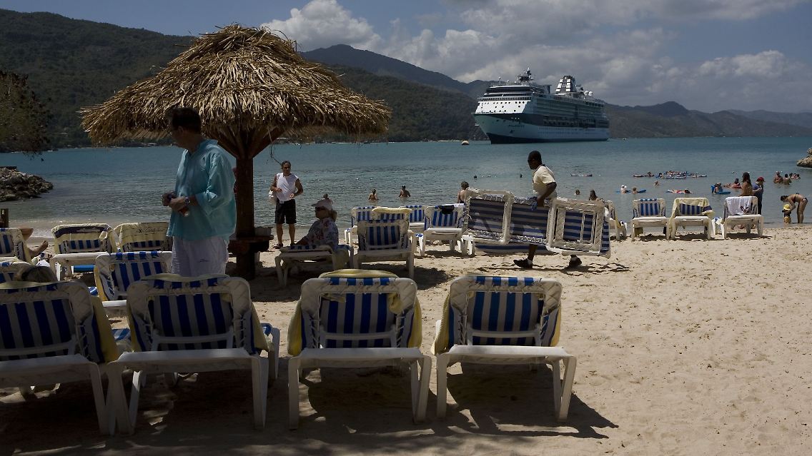 ... "Navigator of the Seas" an dem Strand in der Nähe von Cap-Haitien, rund 260 Kilometer nördlich der Hauptstadt Port-au-Prince, an. (Archivbild von 2008)