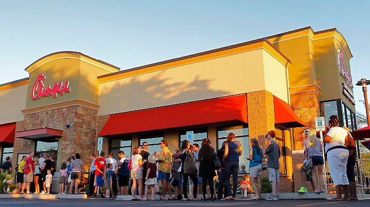 Finden, dass eine Ehe nur aus Frau und Mann bestehen kann: Kunden von Chick-fil-A.