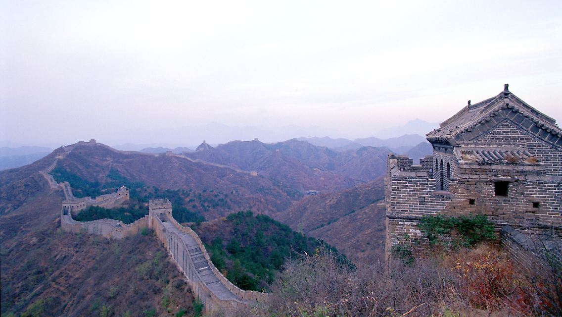 Ein langes Band zieht sich über die Berge: Auf vielen Abschnitten der Chinesischen Mauer begegnen Touristen kaum anderen Menschen.