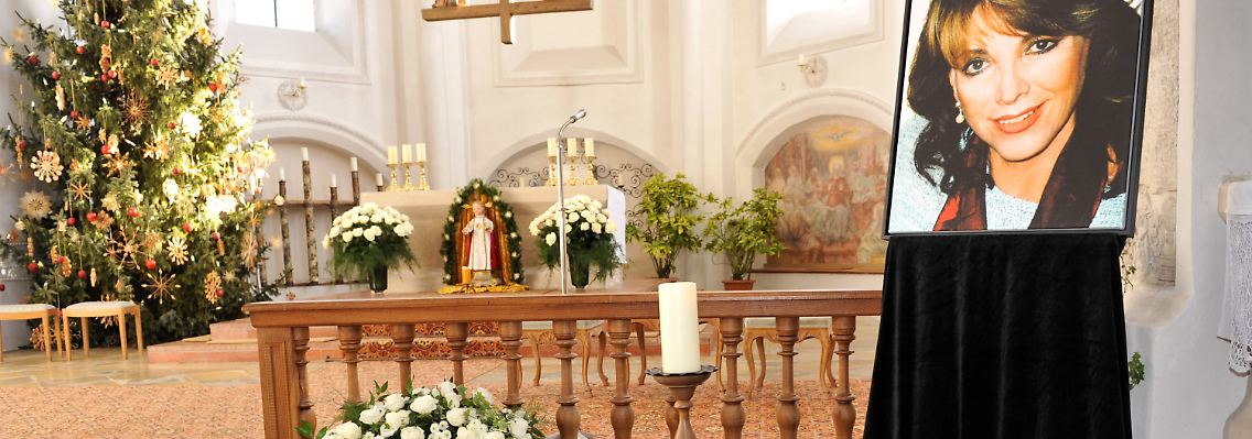 Ein Foto der Moderatorin Petra Schürmann im oberbayerischen Aufkirchen in der Mariä Himmelfahrtkirche.