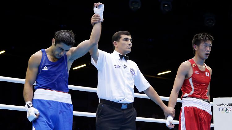 Magomed Abdulhamidow aus Aserbaidschan wurde zum Sieger über Satoshi Shimizu erklärt, obwohl ihn der Japaner sechsmal zu Boden geschickt hatte. Der Ringrichter half ihm dabei, den Arm zu heben.