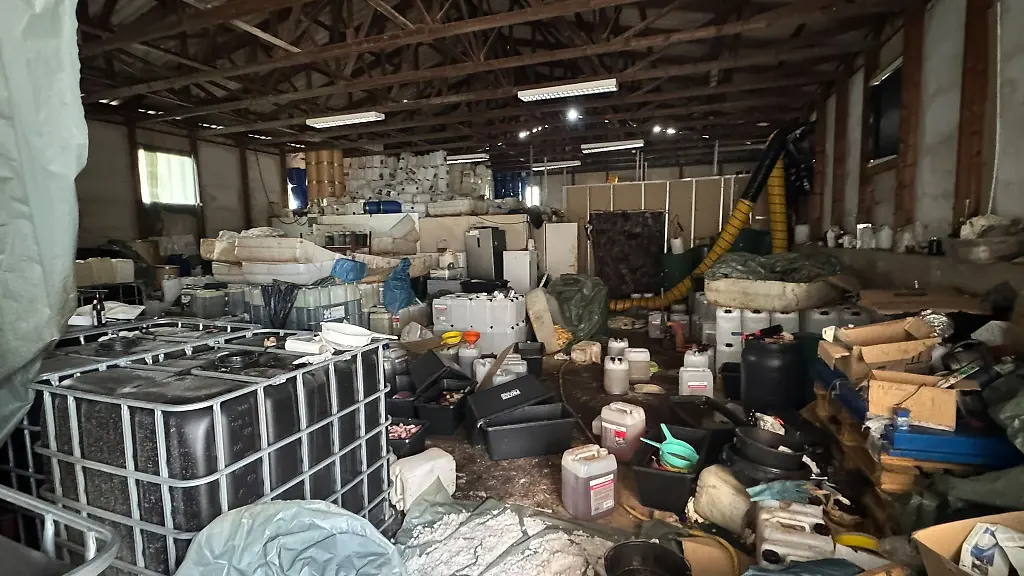 Zollfahndung-und-Polizei-hoben-ein-grosses-Drogenlabor-in-Nauen-Brandenburg-westlich-von-Berlin-aus