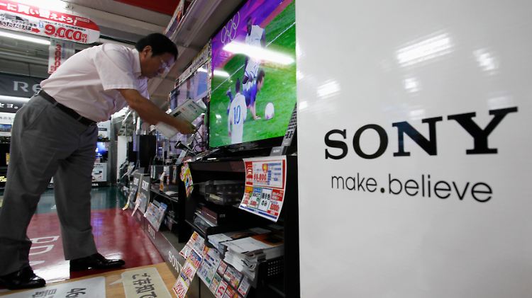 2012-08-02T050825Z_01_TOK302_RTRMDNP_3_SONY-EARNINGS.JPG1838442824005058698.jpg